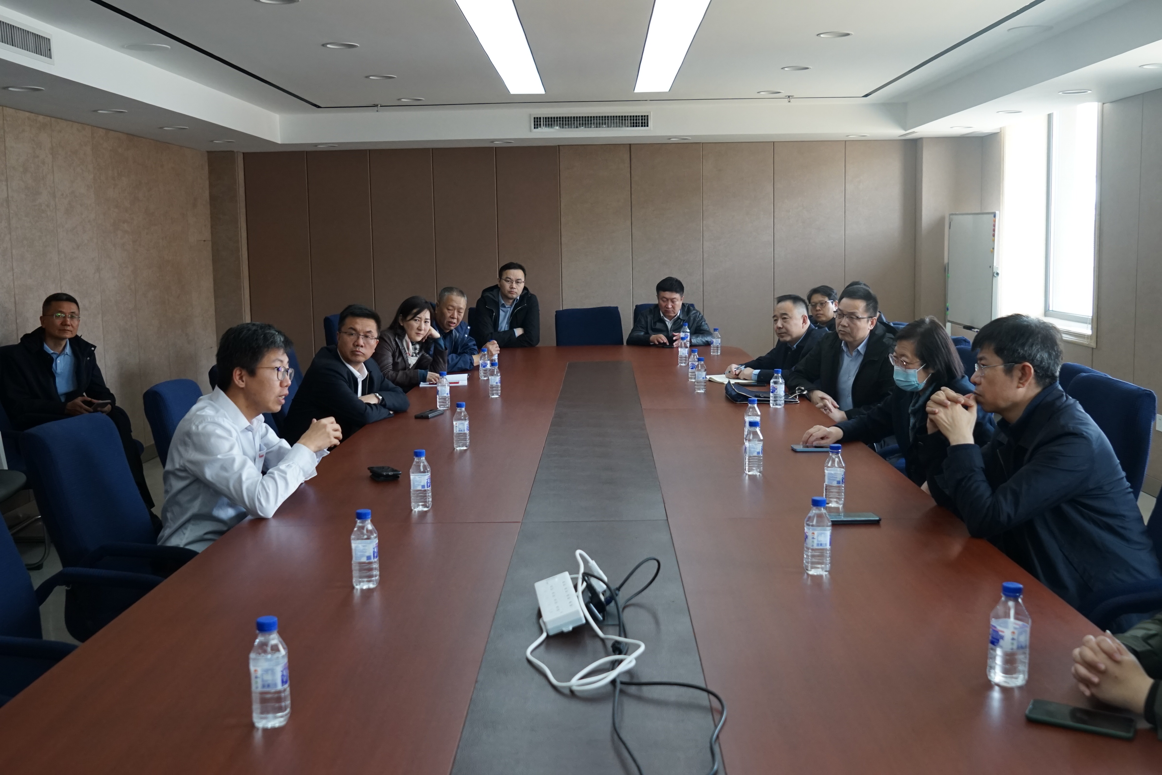 市委党校学習小組が長春博信光電子有限会社に来て参観指導